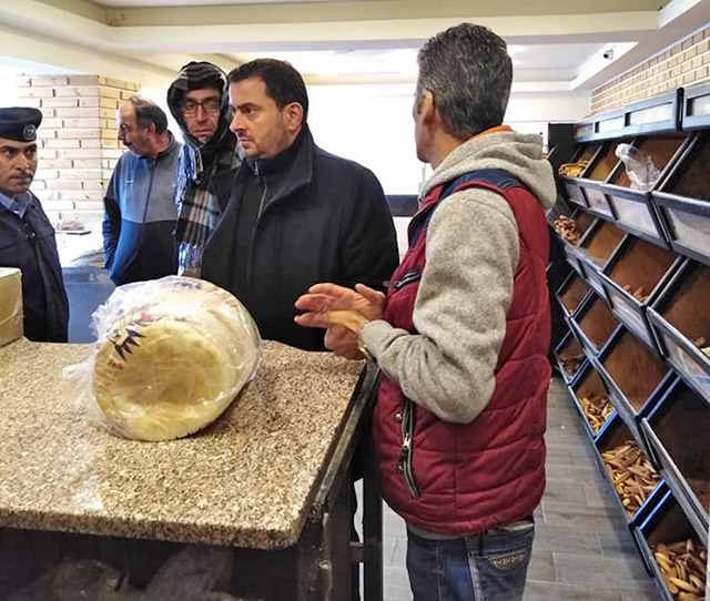 Minister of Industry, Trade and Supply Tareq Hammouri makes a surprise visit to commercial centres and markets to check on the availability of commodities and possible violations concerning price increases (Petra photo)